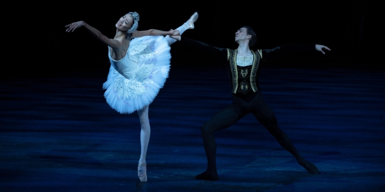 Review Swan Lake In The Round Royal Albert Hall