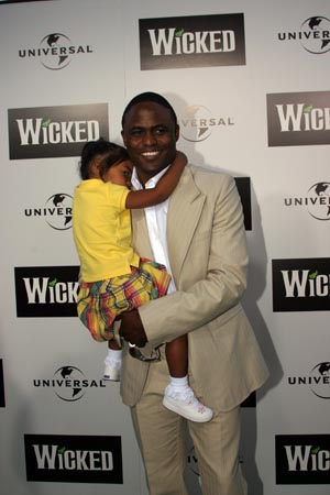 Photo Coverage: Wicked Flies In To Los Angeles Image