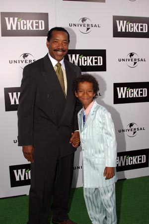 Photo Coverage: Wicked Flies In To Los Angeles Image