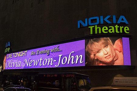 Photo Flash: Olivia Newton-John Performs at the Nokia Theatre 