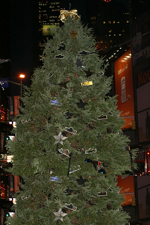 Photo Coverage: Chita Rivera and David Hyde Pierce Light the Broadway Holiday Tree 