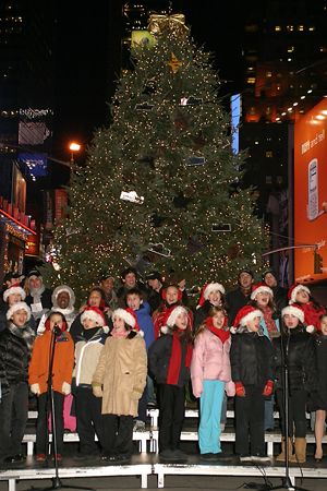 Photo Coverage: Chita Rivera and David Hyde Pierce Light the Broadway Holiday Tree 
