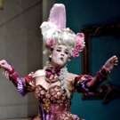 Regresan los engaños y las pretensiones con Las preciosas ridículas Video