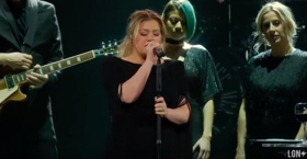 VIDEO: Kelly Clarkson Covers 'Shallow' from A STAR IS BORN Image