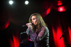 Idina Menzel to Guest Mentor Disney Night on AMERICAN IDOL! Image