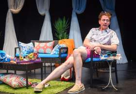 Review: BRIGHT COLORS AND BOLD PATTERNS Brings Belly Laughs to Soho Playhouse 