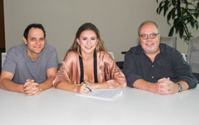 Kassi Ashton Signs To UMG Nashville and Interscope Records 