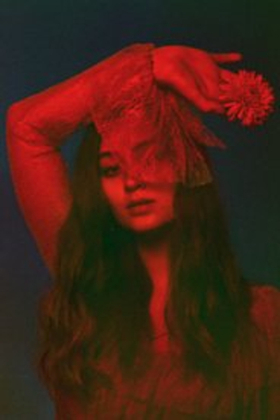 Jasmine Thompson Releases New EP COLOUR, Video For SOME PEOPLE Image