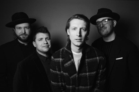 ERIC HUTCHINSON Releases 'she could be the one' Music Video Image