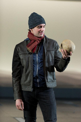 Review: Shakespeare Theatre's Sleek and Modern HAMLET Image