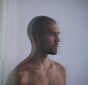 Watch Saro's Masterful Pop-Noir in New Live Video Image