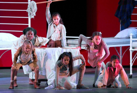 Review: Michael Arden Directs ANNIE with Creative Ingenuity at the Hollywood Bowl Image