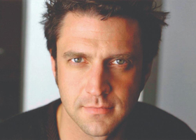Raul Esparza Will Star as HAMLET in Chicago Image