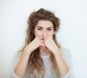 Lara Frances Comes to Alexander Bar's Downstairs Music Sessions Image