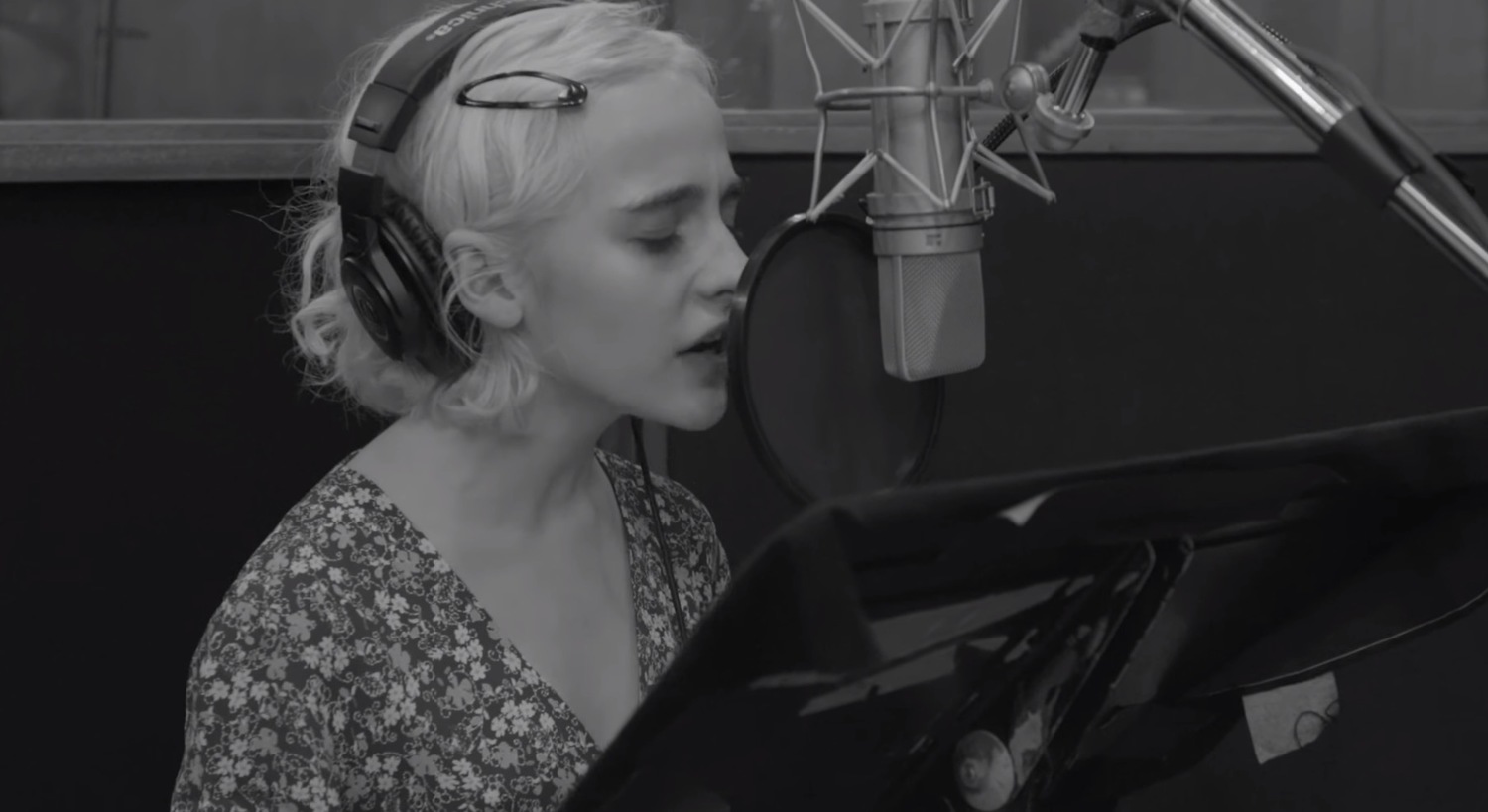 Films Et Séries Tv Avec Sophia Anne Caruso VIDEO: Watch Sophia Anne Caruso Sing 'Dead Mom' from BEETLEJUICE Video
