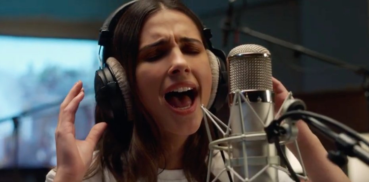 VIDEO Naomi Scott Sings Speechless In ALADDIN Music Video Video