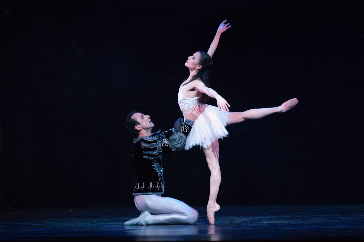 Review: Milwaukee Ballet's SWAN LAKE is Streamlined & Sublime Image