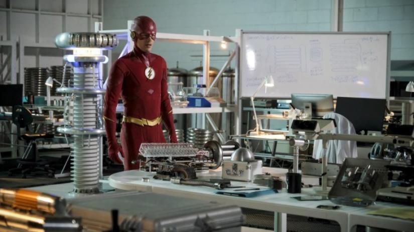 Review: Team Flash Battles Cicada on This Week's THE FLASH Image
