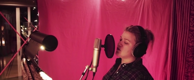 VIDEO: Watch Kelly Clarkson Perform AMERICAN WOMAN For the New Paramount Network… Video