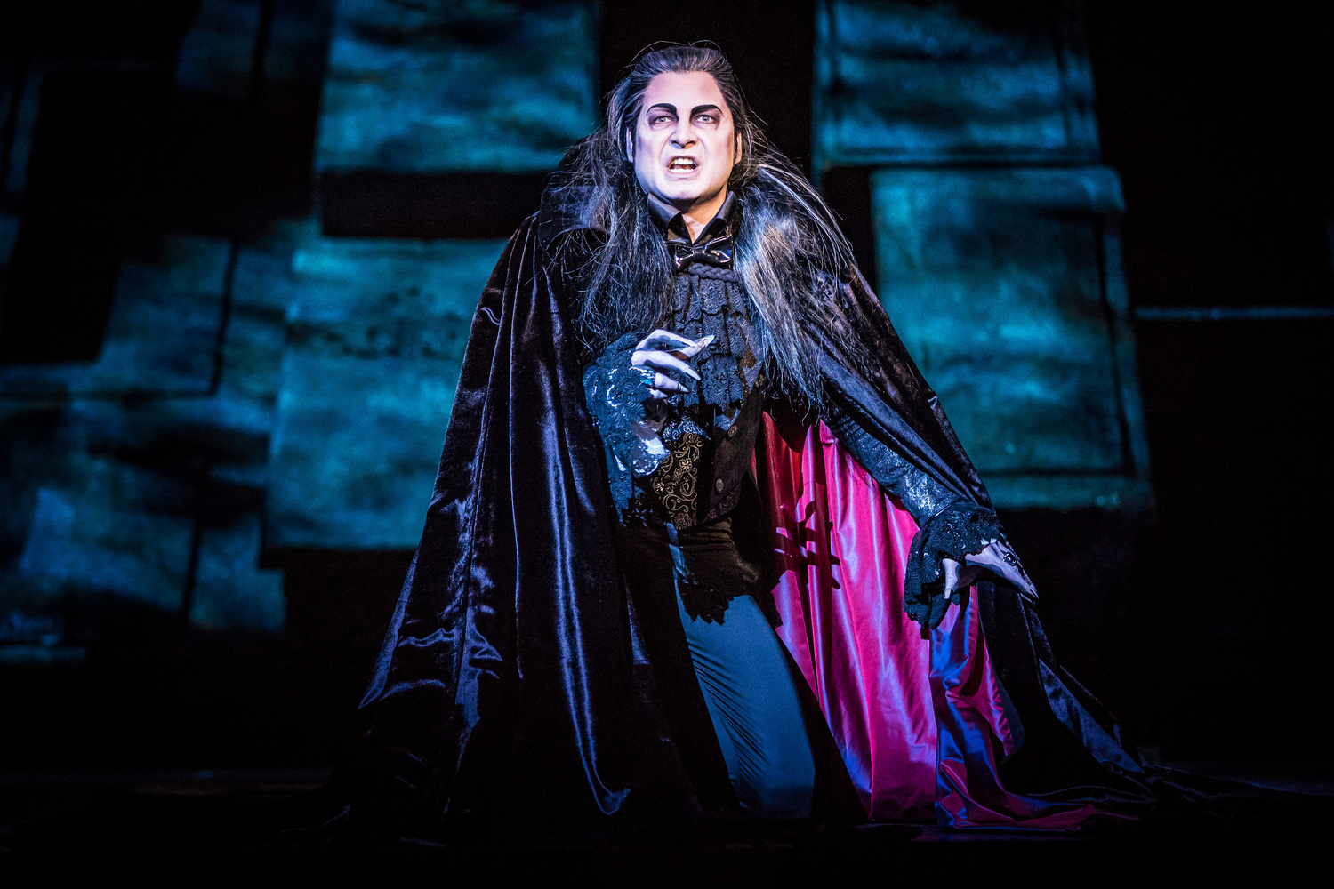 Review: DANCE OF THE VAMPIRES at Musical Dome, Cologne - The Vampires take a big, juicy bite out of Cologne 