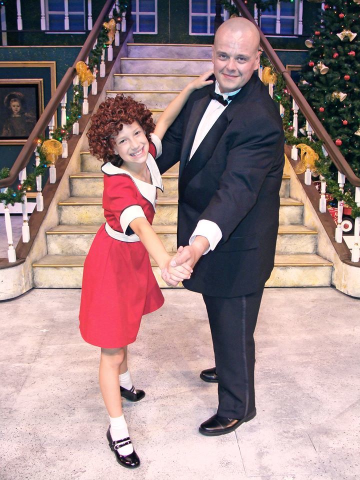 Review: ANNIE  Charms at La Comedia Dinner Theatre 