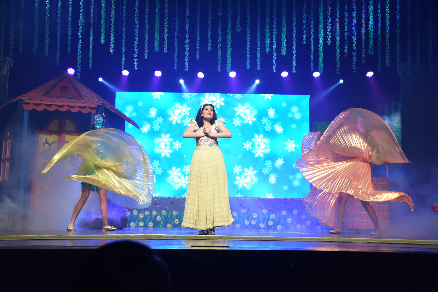 Review:  SNOW WHITE AND THE 7 DWARFS -- A Broadway Style Musical in India 