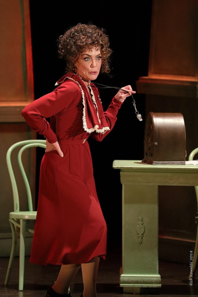 Review: ANNIE at Axelrod Performing Arts Center Image