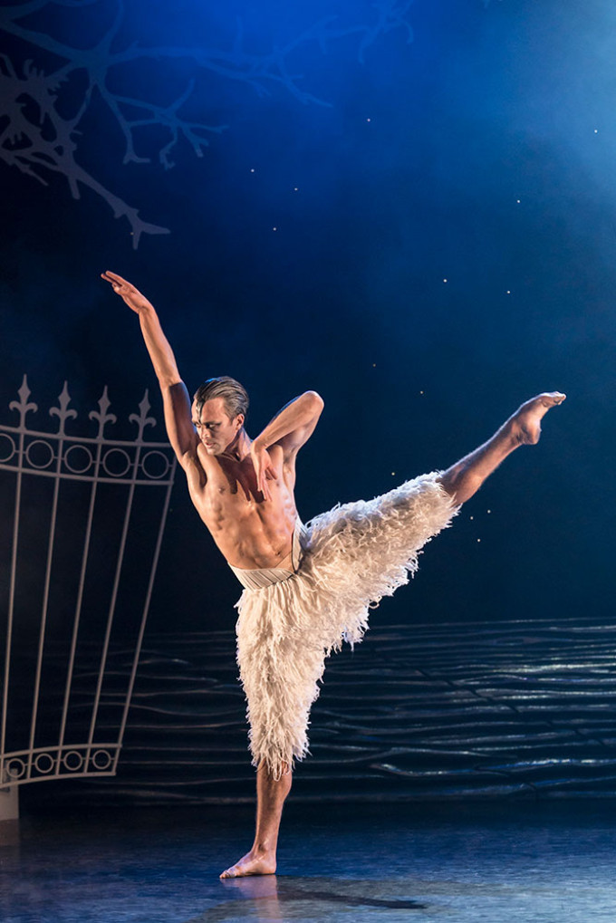 Review: MATTHEW BOURNE'S SWAN LAKE, Sadler's Wells Image
