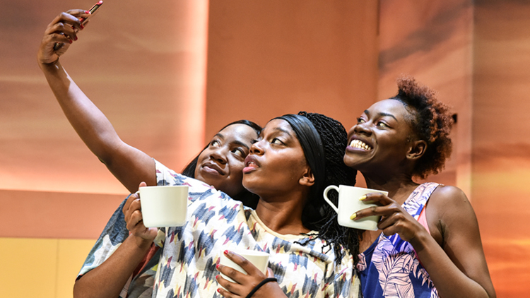 Review: THE HOES, Hampstead Theatre Image
