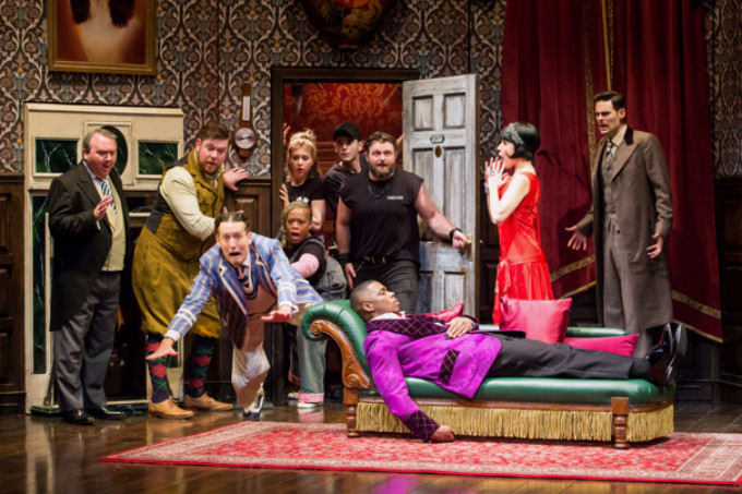 Review: THE PLAY THAT GOES WRONG Keeps Audience Laughing at Cincinnati Aronoff Image