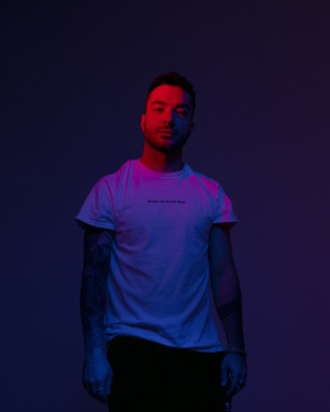 Producer, Composer And Vocalist Tim Aminov Shares Latest Single, 'Veneno' Image