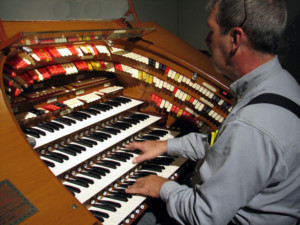 Theatre Organist Tom Hoehn To Perform Traditional Christmas Music in A Free Concert  Image