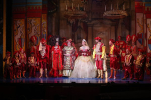 Johnny Vegas Makes A Surprise Appearance At St Helens Pantomime Image