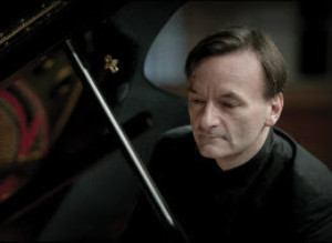 Piano Virtuoso Stephen Hough To Make Debut At The Wallis With The Berlin Philharmonic Wind Quintet Image