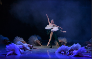 Vuelve El Lago De Los Cisnes, Un Ballet Que Nos Recuerda Que 'Siempre Habrá Alguien Por Quien Luchar' 