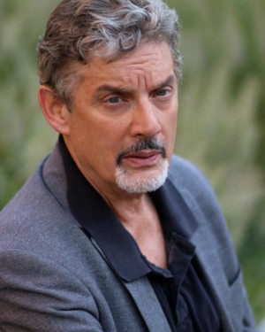 Carl Wallnau Stars in Centenary Stage Company's DRACULA Image