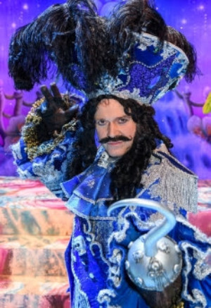 Darren Day Stars As Captain Hook In PETER PAN At Birmingham Hippodrome Image