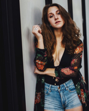 Taylor Pearlstein Releases Debut Album at The Green Room 42 