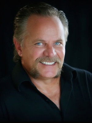 Tom Foss Drybar Comedy Special 'Walking Shoes' Released On VidAngel Image