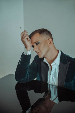Review: SYDNEY CABARET FESTIVAL Tim Draxl Draws On The Mysterious Album LOVE IS A DRAG As He Delves Into History With The Heartfelt Interpretations Of Love Songs 