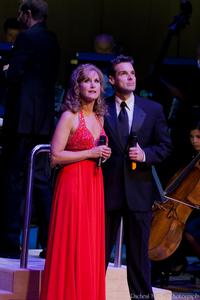 Photo-Coverage-Jodi-Benson-and-Hugh-Panaro-in-Concert-with-the-TSO-20000101