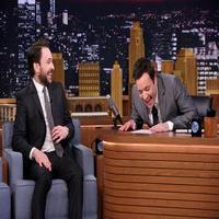 VIDEO: Charlie Day Plays '5-Second Summaries' on TONIGHT SHOW Video