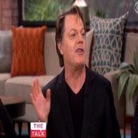 VIDEO: Eddie Izzard Chats Coming Out as a Transvestite & More on THE TALK Video