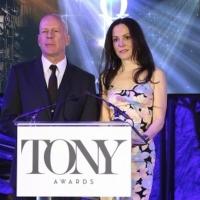 FREEZE FRAME: Bruce Willis & Mary-Louise Parker Announce 2015 Tony Nominations! Video