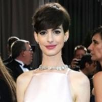 Did Anne Hathaway Offend Valentino at Oscars? Video
