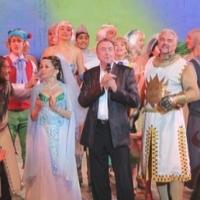 Photo Flash: Eric Idle Surprises the Muny's SPAMALOT Cast on Opening Night! Video