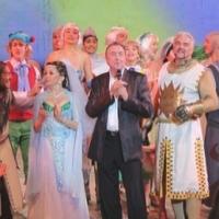 Photo Flash: Eric Idle Surprises the Muny's SPAMALOT Cast on Opening Night!