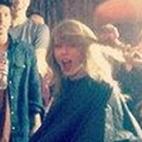 Taylor Swift Hosts a Haircut Party to Cut Fresh New Bob Video