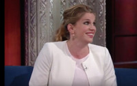 VIDEO: Anna Chlumsky Reveals Her Phone Hand Gets Cramped When Filming VEEP