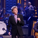 VIDEO: Barry Manilow Performs New Music, Classic Favorites on TONIGHT SHOW!